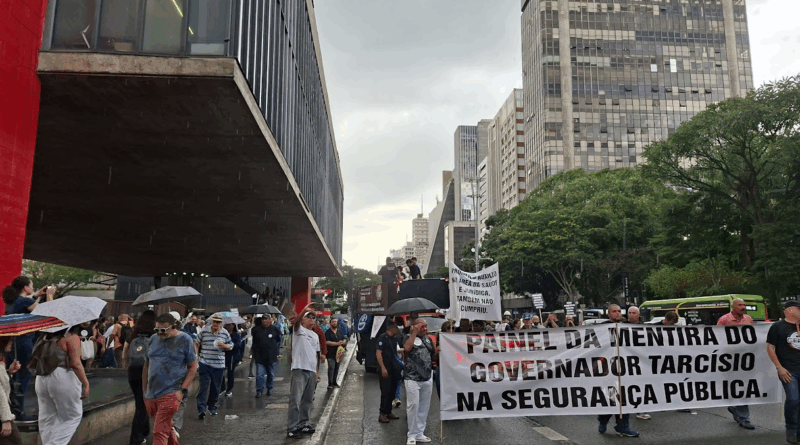 Debaixo de chuva, Servidores da Segurança Pública protestam em São Paulo